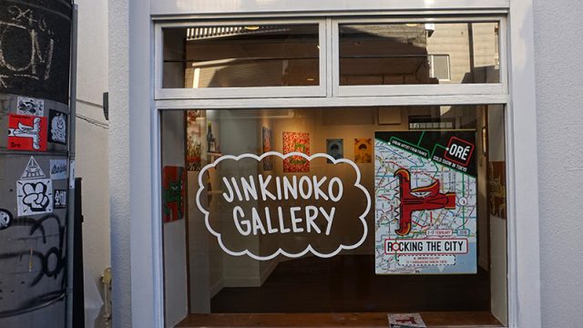 Vitrine de la galerie Jinkinoko à Tokyo. Exposition de l'artiste graffeur Oré en 2019.