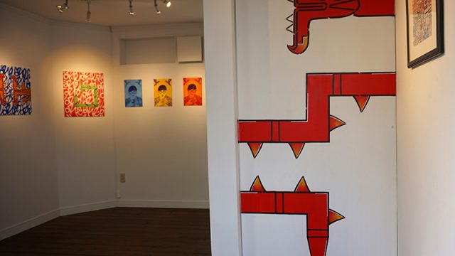 Tableaux de l'artiste graffeur Oré à la galerie Jinkinoko à Tokyo.