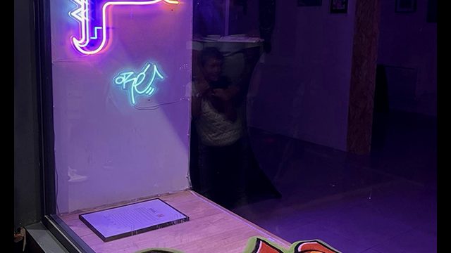 Néon lumineux et tapis crées par l'artiste graffeur Oré. Tête de Quetzalcóatl en tubes néons. Tête de Quetzalcóatl en tapis vert, rouge, vert.