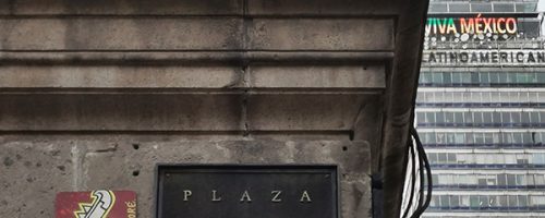 Œuvre street art de l'artiste graffeur Oré. Serpent à plumes, Quetzalcóatl, collé dans les rues de Mexico. Avec une tour du centre de Mexico City.