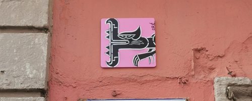 Œuvre street art de l'artiste graffeur Oré. Serpent à plumes, Quetzalcóatl, collé dans le centre historique de Mexico City.