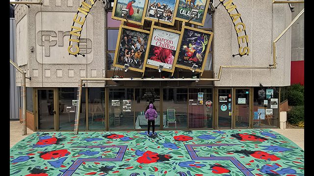 Peinture au sol de l'artiste graffeur Oré au cinéma Café des Images.