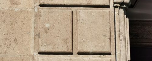 Œuvre street art de l'artiste graffeur Oré. Serpent à plumes, Quetzalcóatl, collé sur le Zocalo de Mexico City.