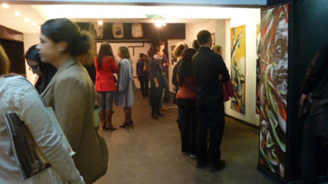 Vernissage de l'exposition street art de l'artiste graffeur Oré à Athènes.