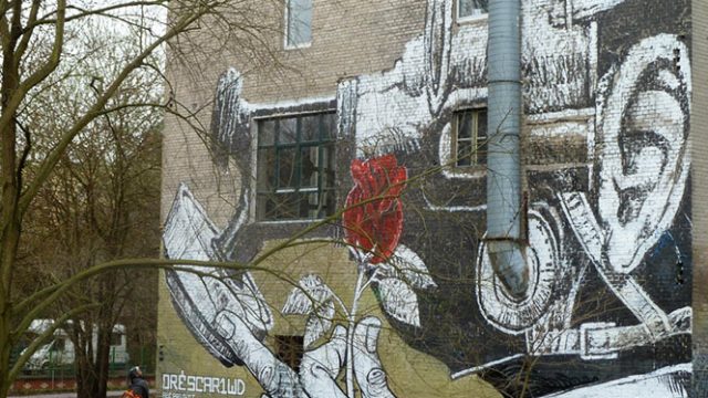 Fresque street art de l'artiste graffeur Oré à Berlin.