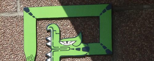 Œuvre street art de l'artiste graffeur Oré. Serpent à plumes, Quetzalcóatl, collé à Berlin.