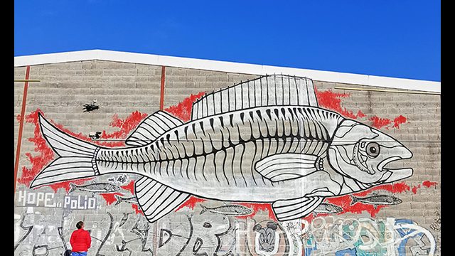 Fresque street art de l'artiste graffeur Oré, représentant un poisson géant.