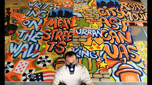 Œuvre street art de l'artiste graffeur Oré. Panneaux peint avec des lettrages graffiti et des symboles hip-hop. Création pour le Casino de Deauville.