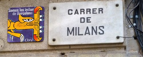 Œuvre street art de l'artiste graffeur Oré. Serpent à plumes, Quetzalcóatl, collé dans les rues de Barcelone.