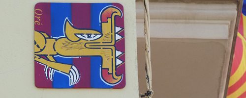 Œuvre street art de l'artiste graffeur Oré. Serpent à plumes, Quetzalcóatl, collé dans les rues de Barcelone. Avec les couleurs de FC Barcelona.