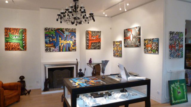 Tableaux de l'exposition street art de l'artiste graffeur Oré à la galerie La Bohème à Deauville.