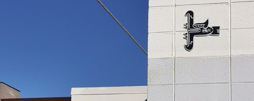 Œuvre street art de l'artiste graffeur Oré. Serpent à plumes, Quetzalcóatl, collé à Pohenix en Arizona.