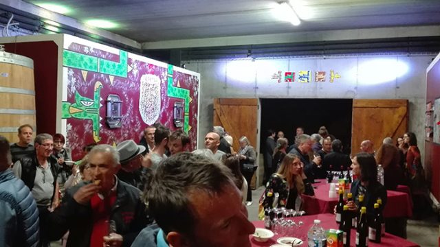 Vernissage de l'exposition street art Art urbain et Vin de l'artiste graffeur Oré. Dans le caveau du domaine Les Ondines.