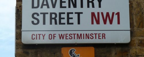 Œuvre street art de l'artiste graffeur Oré. Serpent à plumes, Quetzalcóatl, collé dans les rues de Londres. Sur mur de brique rouge.