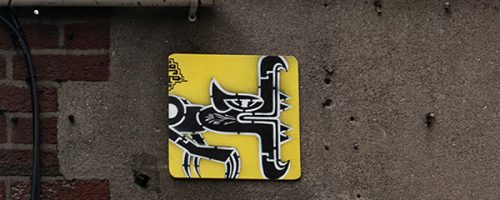 Œuvre street art de l'artiste graffeur Oré. Serpent à plumes, Quetzalcóatl, collé dans les rues de Dublin. A Liberty Lane.