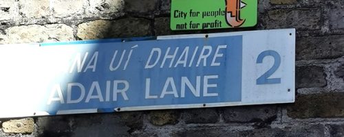 Œuvre street art de l'artiste graffeur Oré. Serpent à plumes, Quetzalcóatl, collé dans les rues de Dublin en Irlande.