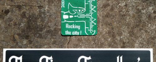 Œuvre street art de l'artiste graffeur Oré. Serpent à plumes, Quetzalcóatl, collé dans les rues de Cork en Irlande.