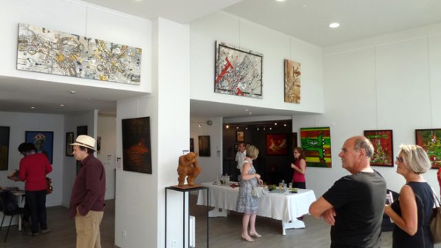 Vernissage de l'exposition street art de l'artiste graffeur Oré à Cabourg en Normandie.