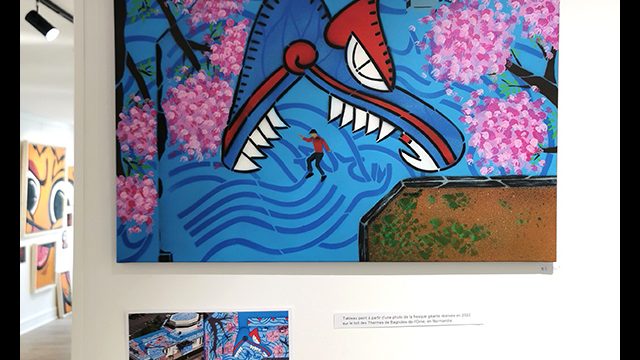 Tableau de l'artiste graffeur Oré. Serpent à plumes dans les couleurs bleus et roses. Exposition street art à Angers.