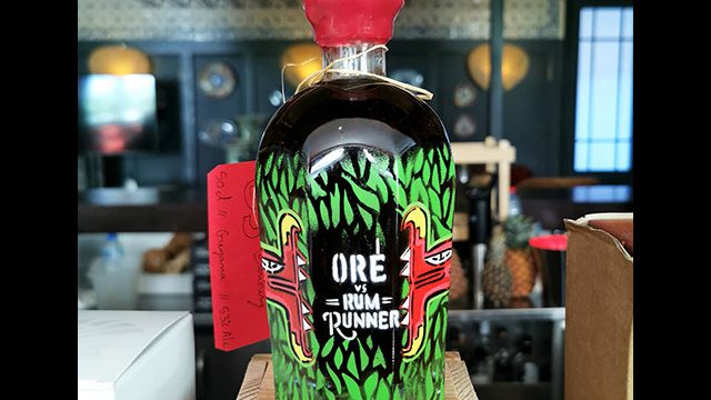 Bouteille de Rhum peint par l'artiste graffeur street art Oré. Au Salon du Rhum à Paris, au bar 1802.