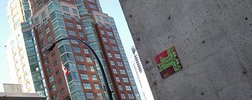 Œuvre street art de l'artiste graffeur Oré. Serpent à plumes, Quetzalcóatl, collé à Vancouver au Canada.