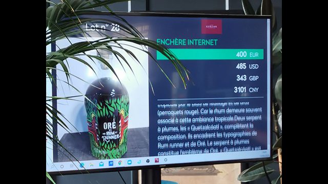 Vente aux enchères de la bouteille de rhum peint par l'artiste graffeur street art Oré. Au Salon du Rhum à Paris, au bar 1802.