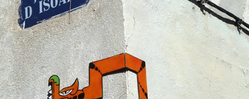 Œuvre street art de l'artiste graffeur Oré. Serpent à plumes, Quetzalcóatl, collé dans la rue d'Isoard à Marseille.