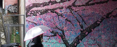 Œuvre street art de l'artiste graffeur Oré. 2 Serpent à plumes, Quetzalcóatl, collés à Tokyo.