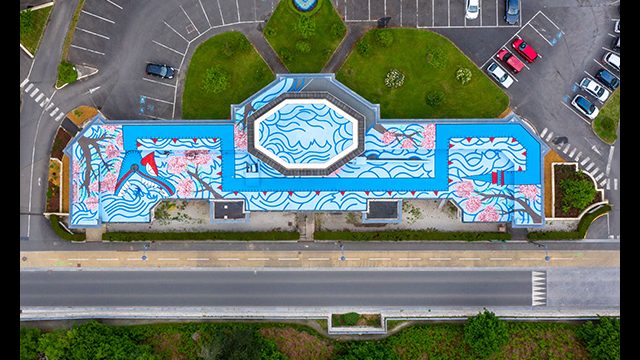Fresque de l'artiste graffeur Oré sur le toit de la station thermale à Bagnoles-de-l'Orne. Vue au drone.