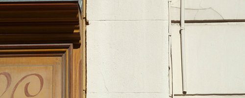 Œuvre street art de l'artiste graffeur Oré. Serpent à plumes, Quetzalcóatl, collé sur la Canebière à Marseille.