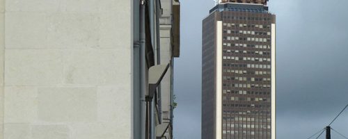 Œuvre street art de l'artiste graffeur Oré. Serpent à plumes, Quetzalcóatl, collé dans les rues de Nantes. Avec la Tour de Bretagne en fond.