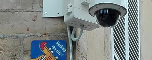 Œuvre street art de l'artiste graffeur Oré. Serpent à plumes, Quetzalcóatl, collé dans les rues de Caen. Sous une caméra de surveillance.