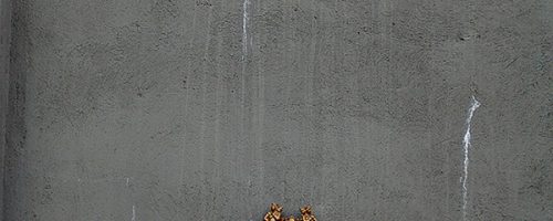 Œuvre street art de l'artiste graffeur Oré. Serpent à plumes, Quetzalcóatl, collé à Bilbao en Espagne.