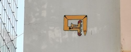 Œuvre street art de l'artiste graffeur Oré. Serpent à plumes, Quetzalcóatl, collé dans les rues d'Athènes en Grèce.