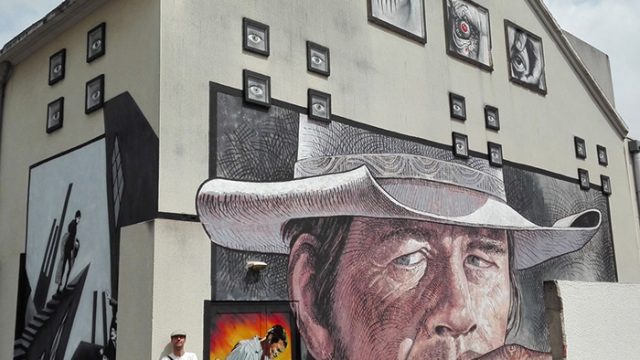 Fresque street art de l'artiste graffeur Oré, sur le Cinéma. Au Lux à Caen. Film western Il était une fois dans l'Ouest.