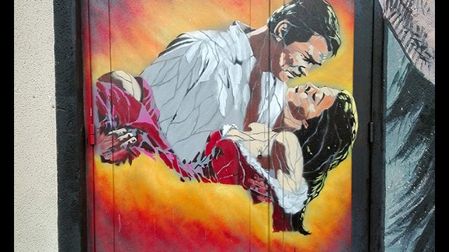 Peinture street art. Elle représente l'affiche du film Autant en emporte le vent. Pochoir de l'artiste graffeur Oré. Au Lux à Caen.