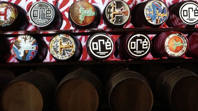 Installation vidéo de l'artiste graffeur Oré sur des tonneaux de vin dans la cave du Domaine Les Ondines dans le Vacqueyras.