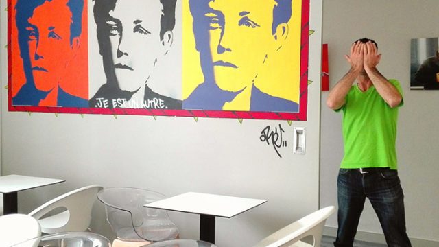 Peinture au pochoir du portrait du poète Rimbaud. Par l'artiste graffeur Oré.