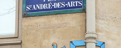 Œuvre street art de l'artiste graffeur Oré. Serpent à plumes, Quetzalcóatl, collé dans les rues de Paris.