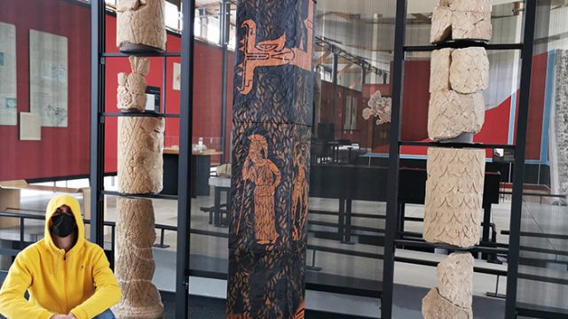 Œuvre street art de l'artiste graffeur Oré au Musée archéologique à Vieux la Romaine. Colonne peinte aux pochoirs. Exposition Résonances.