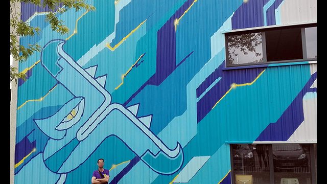 Fresque de l'artiste graffeur Oré. Peinture Street Art avec son serpent à plumes, Quetzalcóatl. Inspirée par le Graffuturisme.