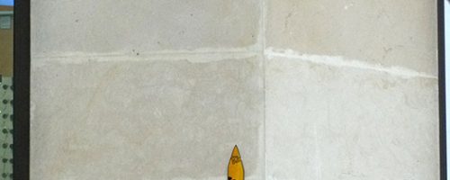 Œuvre street art de l'artiste graffeur Oré. Serpent à plumes, Quetzalcóatl, collé dans les rues de Paris. Couleur Orange et jaune.