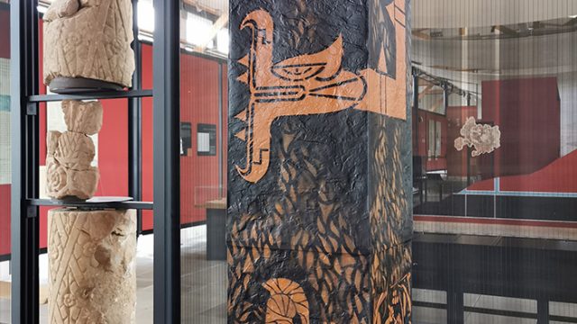 Œuvre street art de l'artiste graffeur Oré au Musée archéologique à Vieux la Romaine. Colonne peinte aux pochoirs. Exposition Résonances. Inspirée par l'art antique grec.