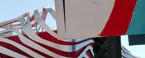 Œuvre street art de l'artiste graffeur Oré. Serpent à plumes, Quetzalcóatl, collé dans les rues de Los Angeles.