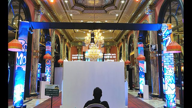 Tableau street art de l'artiste graffeur Oré. Lettrage graffiti avec un paysage américain. Exposé au Casino de Deauville.