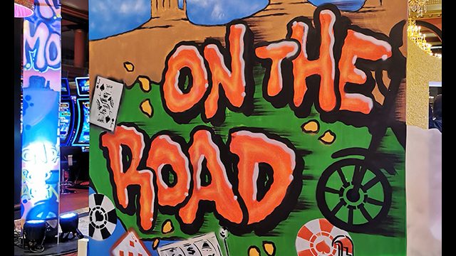 L'artiste graffeur Oré posant devant son tableau à peindre. Exposition au Casino de Deauville.