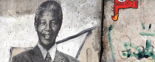 Portrait de Nelson Mandela avec un serpent à plumes de l'artiste graffeur Oré. Sur une section du mur de Berlin à Los Angeles.