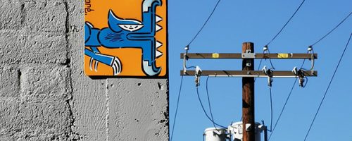 Œuvre street art de l'artiste graffeur Oré. Serpent à plumes, Quetzalcóatl, collé dans les rues de Los Angeles en Californie.