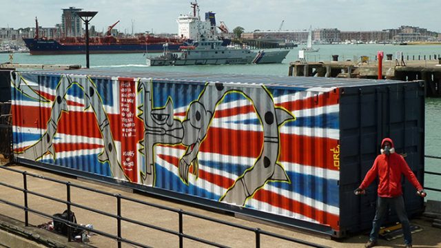 Fresque street art de l'artiste graffeur Oré au port de Portsmouth en Angleterre. Elle représente le drapeau Union Jack avec un Serpent à plumes, Quetzalcóatl.