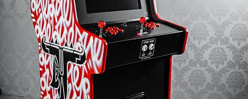 Borne Jeu Artcade peint. Œuvre street art de l'artiste graffeur Oré. Signatures Graffiti rouges et pochoirs noirs de Quetzalcóatl.